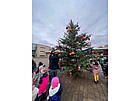 Kinder schmücken Weihnachtsbaum auf dem Rathausplatz