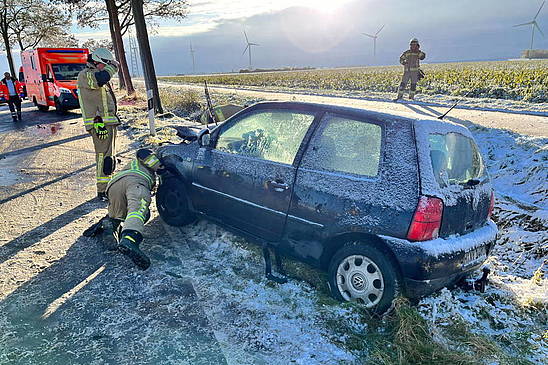 Zwei Verletzte: VW prallt gegen Baum