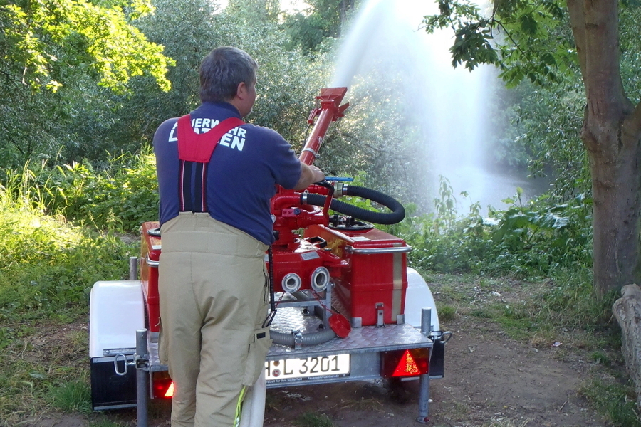 LeineBlitz: Feuerwehr-Übungsdienst: Zwei Pumpen saugen etliche 100